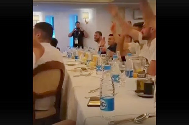 СВИМ СРЦЕМ УЗ БАЋУШКЕ: Репрезентативци Србије бодре Русе, Бане води навијање!