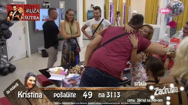 Слоба у чуду гледао у Кијин поклон, па је загрлио и пољубио! (ВИДЕО)