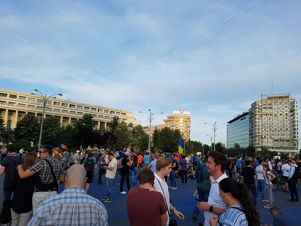 НЕРЕДИ У РУМУНИЈИ: Демонстранти ушли у парламент, кивни због корупције