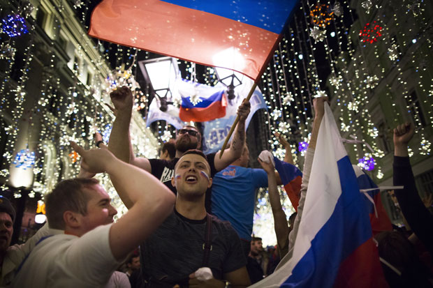 Овако су навијачи Русије у бази “орлова” прославили пласман “зборнаје” у осмину финала СП (ВИДЕО)