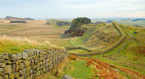 Оштећен Хадријанов зид металним детекторима (ФОТО)