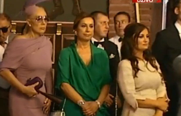 Брена блиста у љубичастој хаљини и ужива у друштву Филипове и Александрине маме, док се Боба хлади лепезом