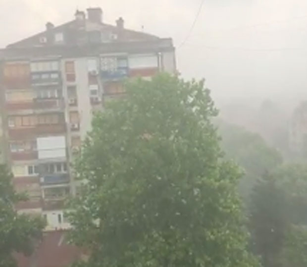 КИША У БЕОГРАДУ: Наредних сати могући пљускови са грмљавином, Панчевом протутњало невреме (ФОТО+ВИДЕО)