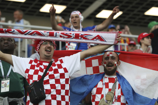 ХРВАТИ БЕСНИ НА ФИФА И РУСЕ: Зашто натпис на српско-хрватском и то на ћирилици!? (ФОТО)