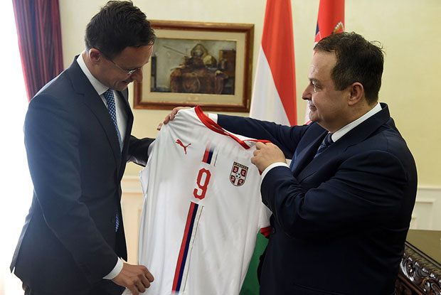 ШПИЈУНКА: Дрес на поклон