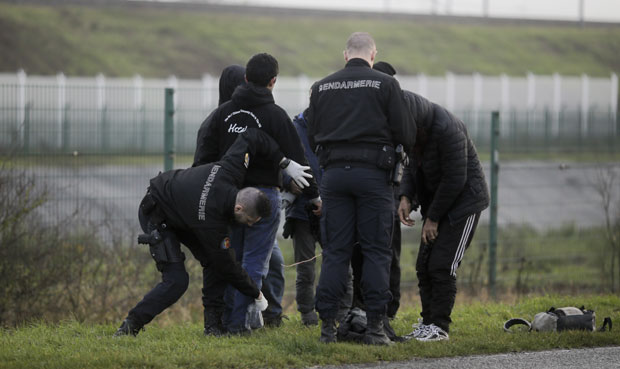 Скривен крај мотора аутобуса мигрант путовао два дана кроз Француску