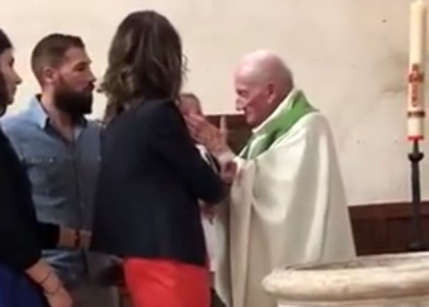 ШОК НА КРШТЕЊУ: Попу дојадио плач па ошамарио дете (ВИДЕО)