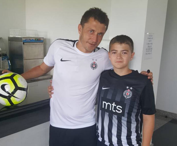 ИНТЕРЕСАНТАН ДЕТАЉ ПОСЕТЕ СРПСКЕ ДЕЦЕ ИЗ ХРВАТСКЕ: Страхиња сам међу звездашима