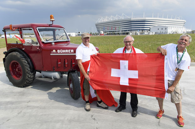 Швајцарци потегли трактором 2.000 км на утакмицу са Србијом