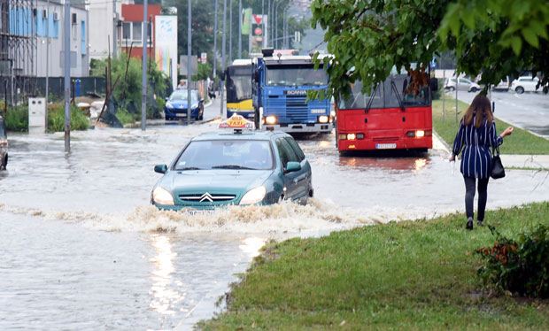 Надлежне службе санирају последице потопа у престоници, неке улице под водом, стоје трамваји, гејзир у Булевару деспота Стефана (ВИДЕО)