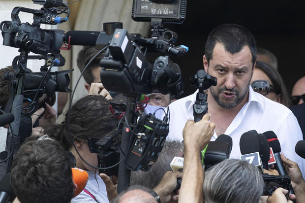 ПОНОВО ТЕНЗИЈЕ ОКО МИГРАНАТА: Италија не жели да брод пристане у њихову луку; Салвини: Малта треба да их прими