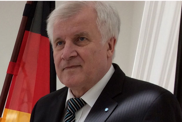 СУКОБ ЗБОГ МИГРАНАТА: Зехофер упозорава Меркелову и прети раскидом коалиције