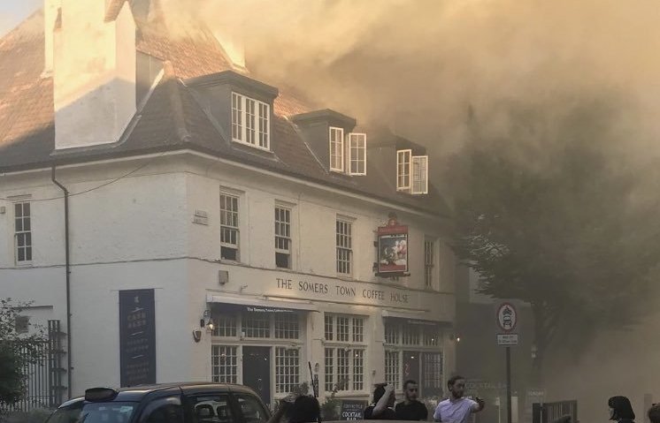 Лондон: Ватрогасци гасе пожар код железничке станице