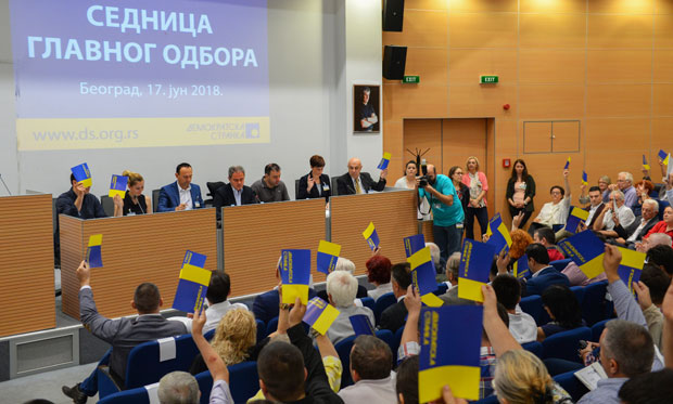 Рат два табора у ДС око функција