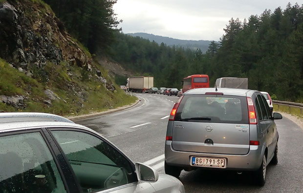 СУДАР ШЛЕПЕРА НА ЗЛАТИБОРУ: Непрегледна колона возила, заустављен саобраћај у оба смера (ФОТО)