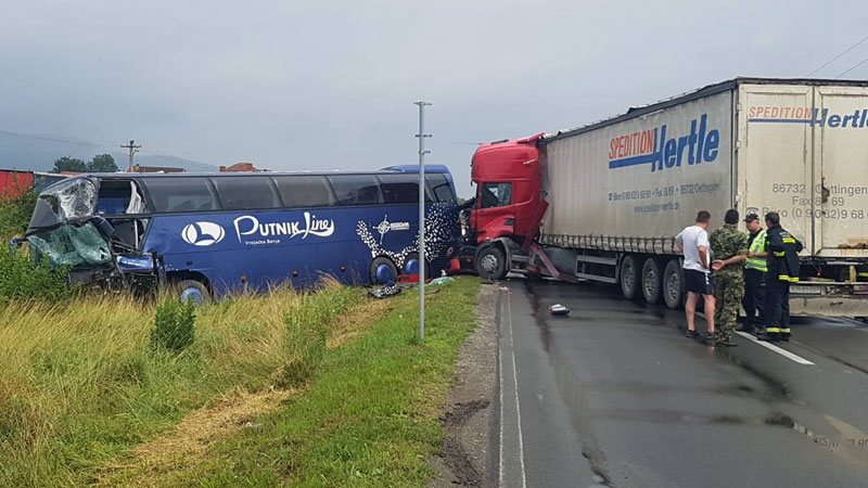 Судар аутобуса и камиона у Новом Селу код Врњачке Бање