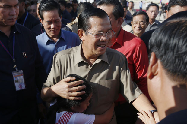 Премијер Камбоџе у паузи кампање гледао наступ орангутана