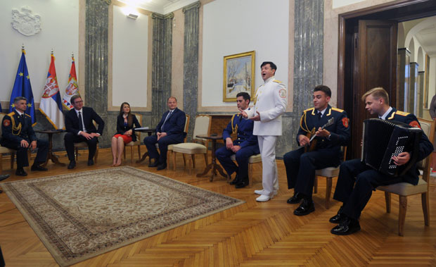 ПРЕДСЕДНИК СА ХОРОМ АЛЕКСАНДРОВ: Поносни на слободарску традицију, председник тапшао уз Каљинку (ВИДЕО)