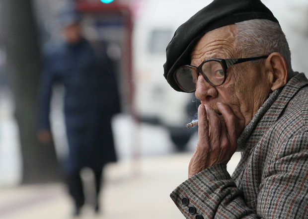 ЦИГАРЕТЕ НИ У ПАРКУ: Укида се право на пушење!