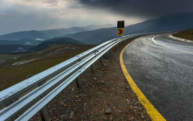 ИЗБЕГНУТА ТРАГЕДИЈА У ЦРНОГ ГОРИ: Аутобус слетео са пута, спасиоци извукли студенте