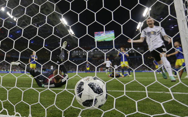 КРОС СПАСИЛАЦ: Немачка са десеторицом, у надокнади времена срушила Шведску