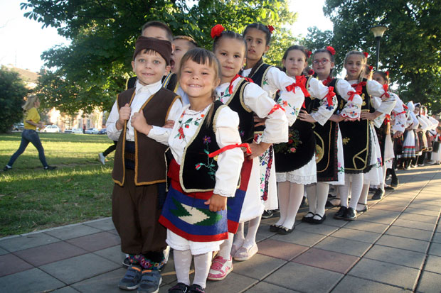 Фолклорци из 22 куд-а дефиловали градом (ФОТО)