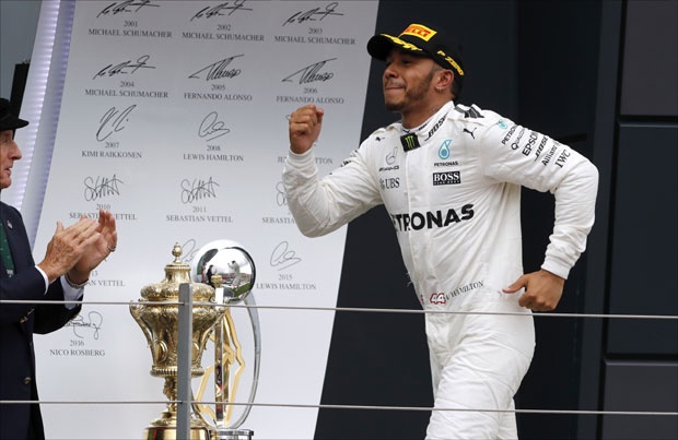 Хамилтон победио у трци за Велику награду Француске и преузео вођство у генералном пласману