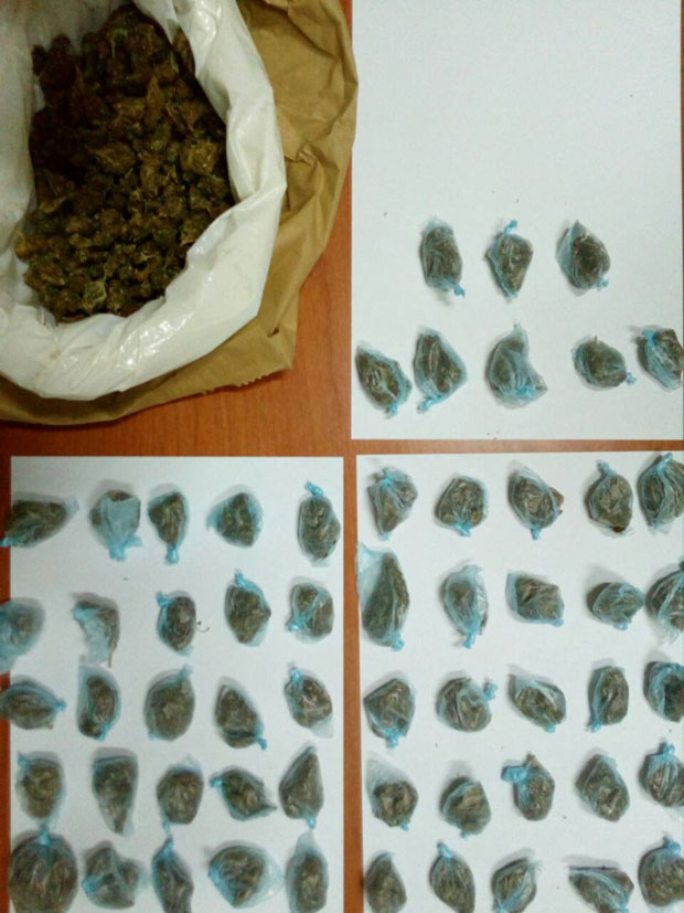 Дрогу крио у доњем вешу и поред пруге (ФОТО)