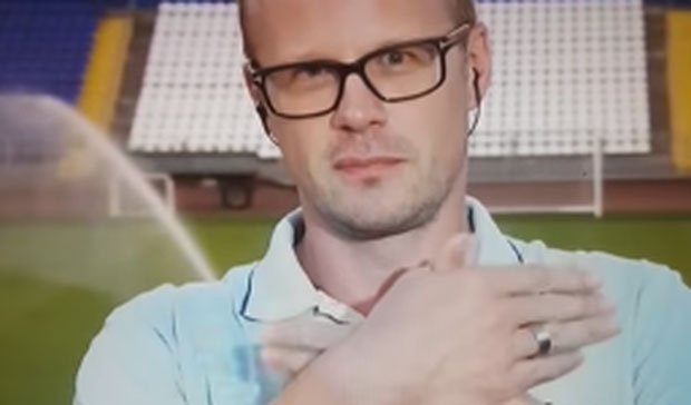 СКАНДАЛ НА ШВАЈЦАРСКОЈ ТЕЛЕВИЗИЈИ: Новинар у програму показао “албанског орла” (ВИДЕО)