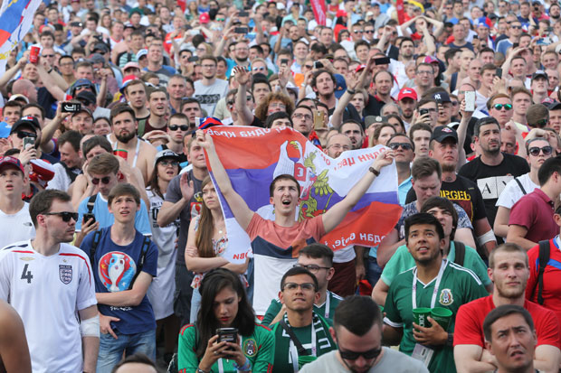 СРБИ НАПАЛИ ХРВАТЕ: Земунци отели заставу навијачима из Широког Бријега (ФОТО)
