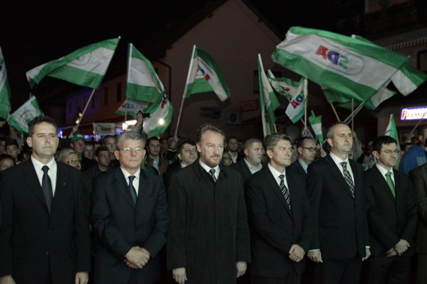 Запад жмури на Бакирово наоружавање