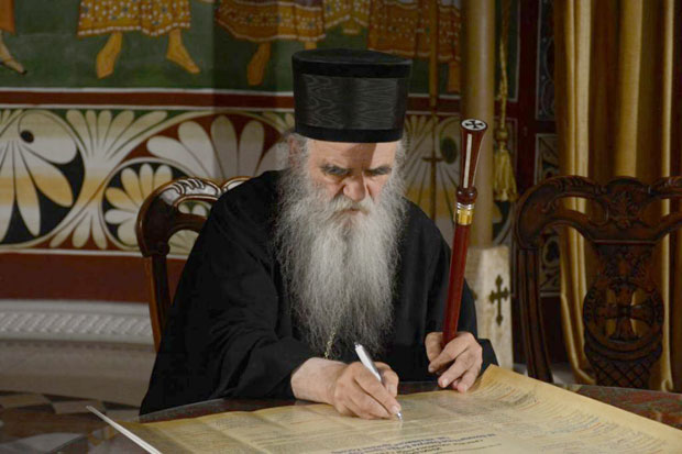 ПОДРШКА ПОНИШТЕЊУ НЕЗАВИСНОСТИ КиМ: Амфилохије подржао референдум