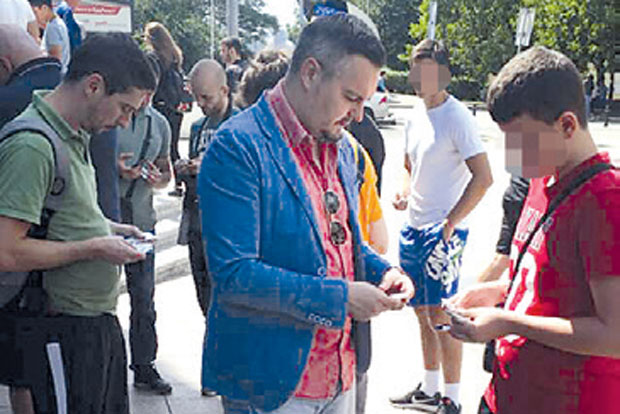 ШПИЈУНКА: Трка због албума