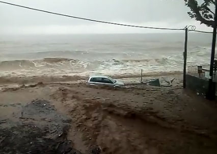 ПОТОП У ГРЧКОЈ: Плаже и улице под водом (ВИДЕО)
