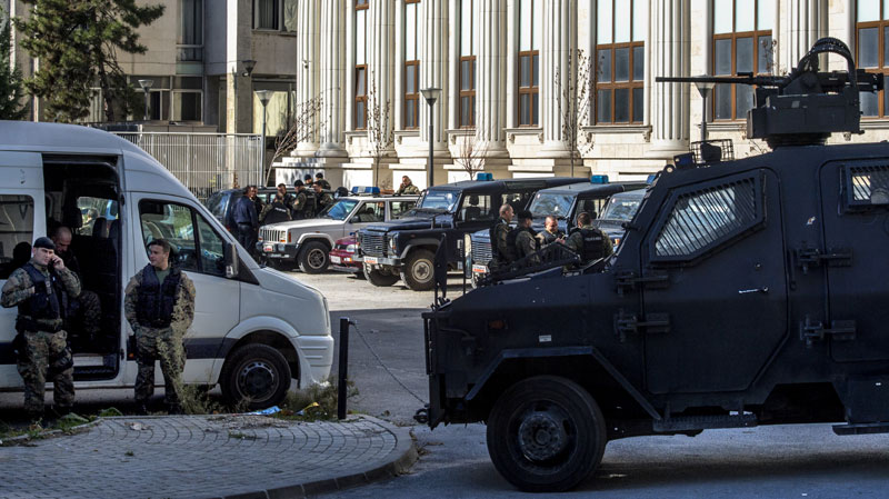 ВАТРЕНИ ОБРАЧУН: Три мушкарца тешко рањена, коришћен и митраљез