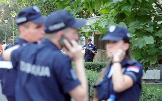 ХАОС НА УШЋУ: Пијани младић украо такси, па редом излупао аутомобиле