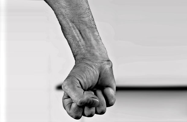 ПИЈАНИ ОТАЦ БРУТАЛНО ИСПРЕБИЈАО СИНА (2): Монструм тукао дете док се није онесвестило, а онда млатио и остатак породице