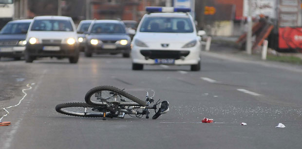 Ухапшен Зајечарац јер је аутомобилом ударио бициклисту, а затим побегао