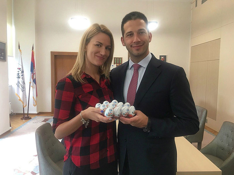 ШПИЈУНКА: Слаткиш на дар