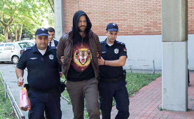 ОШТЕЋЕНИ ТВРДИ: Креатор му дао дрогу, ухватио за полни орган, због чега га је младић ударио по вилици