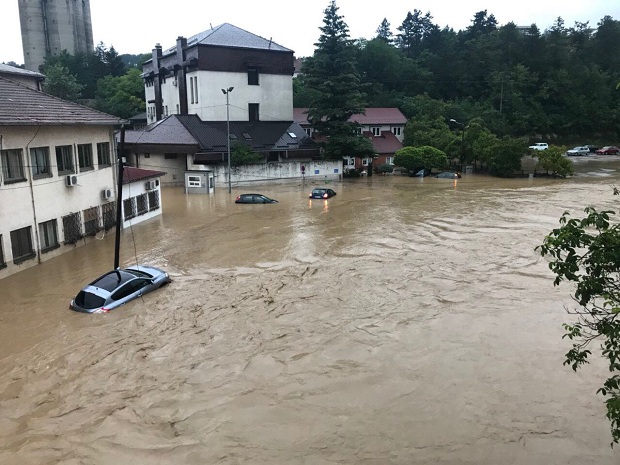 МОНСУНИ ШИРОМ СРБИЈЕ: Саобраћај отежан на Ибарској магистрали, 30 особа евакуисано у Степојевцу! (ВИДЕО)