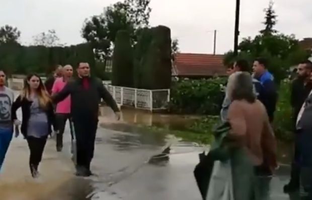 ПОГЛЕДАЈТЕ: Овако је изгледала евакуација труднице из потопљеног Степојевца