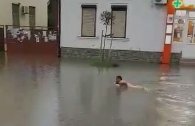 КИША НАПРАВИЛА МОРЕ: Човек пливао у Футогу (ВИДЕО)