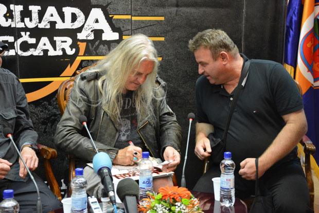 Биф Бајфорд потписивао плоче обожаваоцима