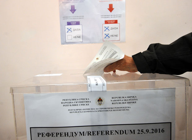 СТРАНАЧКО ИСПИТИВАЊЕ ЈАВНОГ МЊЕЊА: Анкетама себи дижу рејтинг