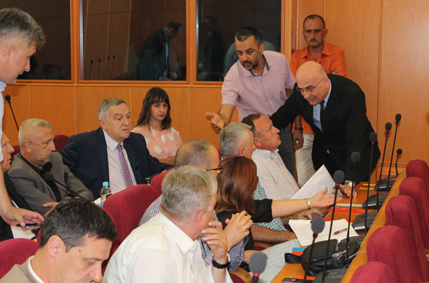 Свађа због скупштинске фотеље