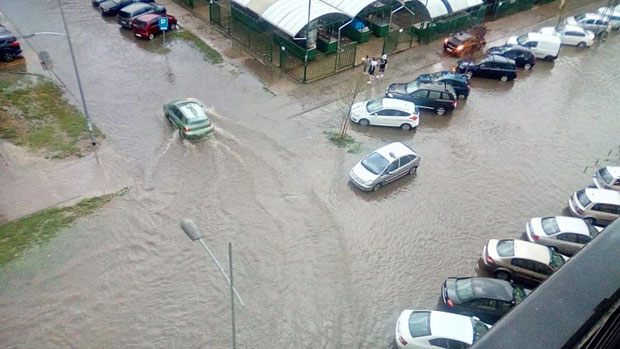 ПОТОП НА СЕВЕРУ СРБИЈЕ: Новосадске улице под водом; Суботицу погодило снажно невреме (ФОТО/ВИДЕО)