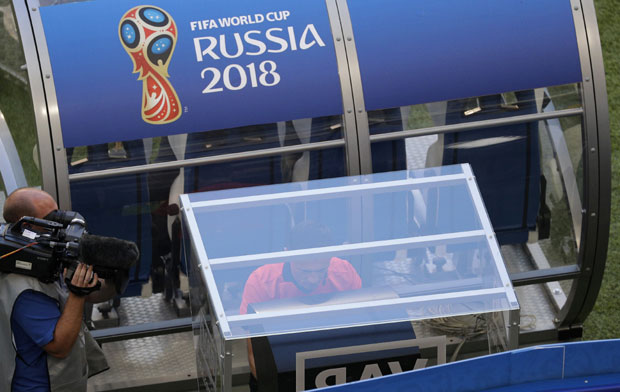 Колина: ВАР скоро без грешке; Газета: Једна на штету Србије