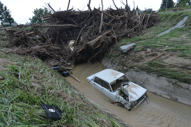 ДАН ПОСЛЕ ПОПЛАВА: На снази обустава саобраћаја у Гроцкој; Пролом облака над Деспотовцем
