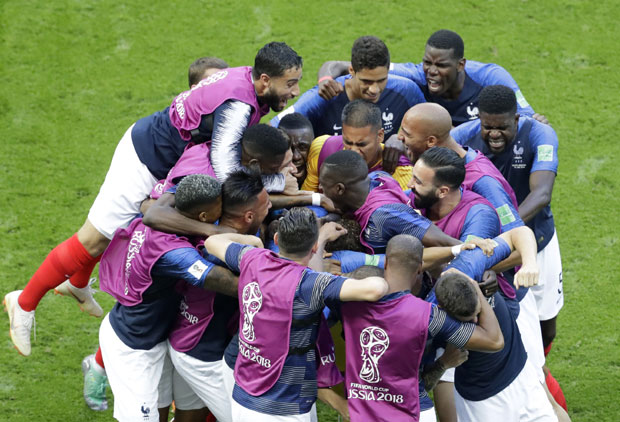 ЛУДНИЦА У ДЕРБИЈУ ОСМИНЕ ФИНАЛА СП: Две мајсторије, Мбапе растурио гаучосе